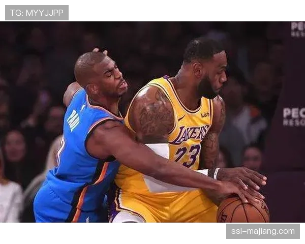 特写：詹姆斯在达成40000分+10000篮板+10000助攻里程碑瞬间的现场反应