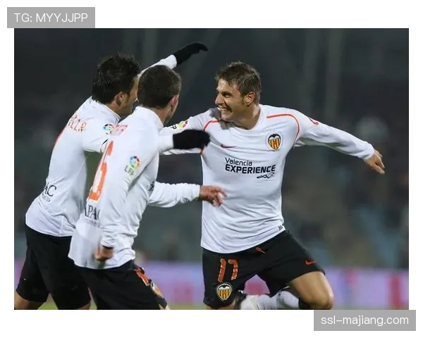 特写瞬间:贝蒂斯老将华金替补登场,接受主场观众起立致敬