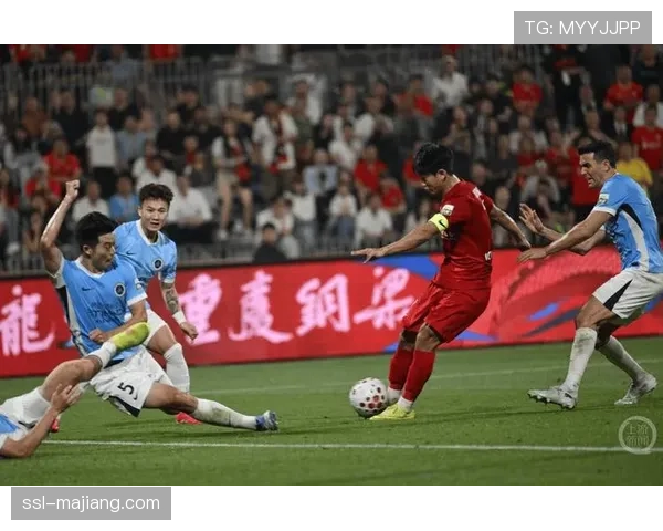 终场哨响，重庆铜梁龙球员相拥庆祝客场胜利